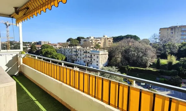 Appartement Antibes 3 pièces 64 m² habitable - 57.71 m2 carrez - dernier étage - parking et cave