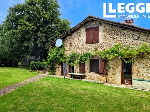 Village de vacances, comprenant 6 propriétés dans un cadre paisible, à vendre dans la campagne chare