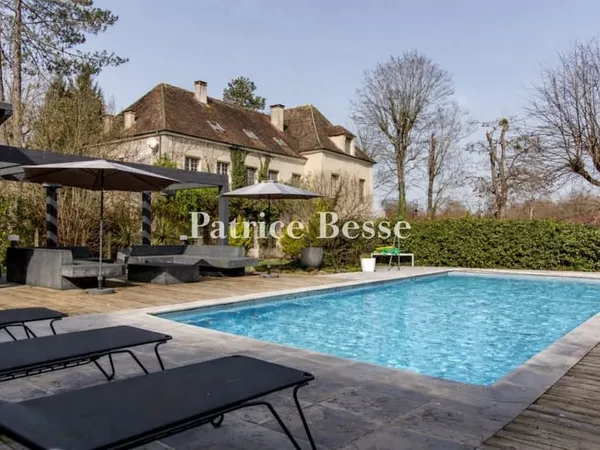 Au coeur de Montfort-l'Amaury, une demeure de 600 m² avec neuf chambres, son jardin clos de murs et
