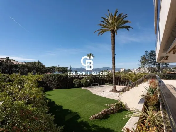 APPARTEMENT CANNES CROIX DES GARDES AVEC TERASSE ET JARDIN PRIVA