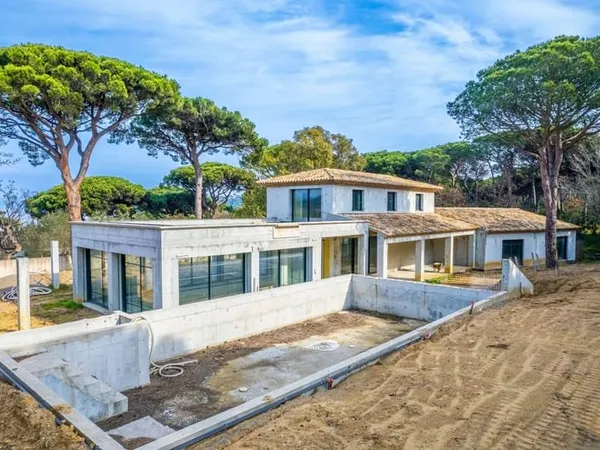 Projet Kamareops : Projet en cours, propriété d'exception avec grande piscine sur un domaine privé -