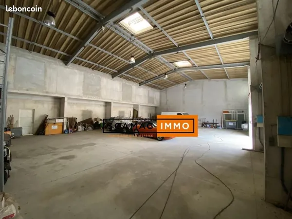 Local industriel 300 m²