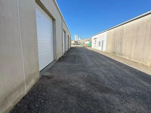 Local Garage Dépôt 94m2 + mezzanine 60m2 à louer pour particuliers ou professionnels entreport
