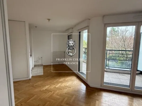 Studio avec balcon et parking