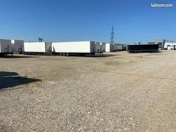 Jonage terrain industriel pour stockage matériaux ou véhicules