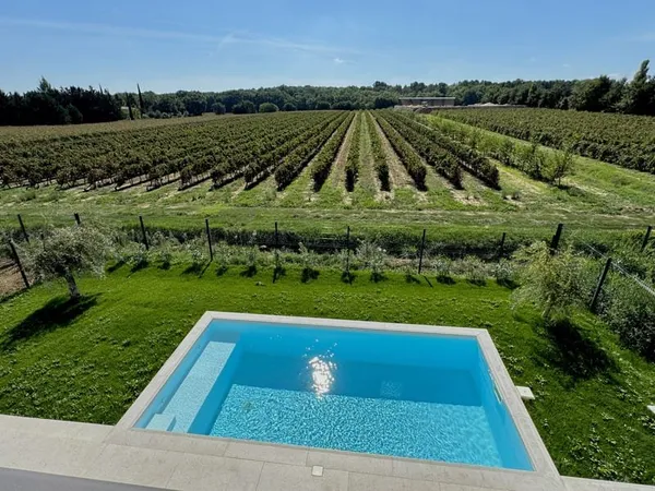 Maison neuve de 135 m2 plancher RT 2020 avec vue et piscine sur 400 m2 à Arpaillargues
