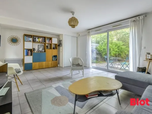 Appartement-maison de 3 chambres avec jardin