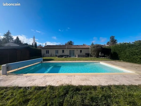 Champcevinel Bourg. Maison de Plain-pied 4 chambres, très bon état, avec piscine
