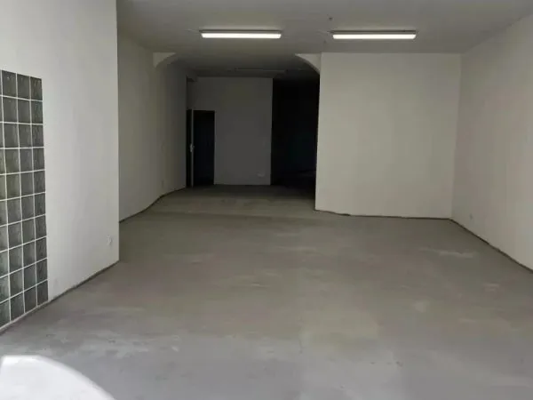 Local commercial 2 pièces 144 m²