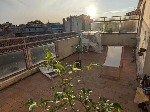 Investissez pour l'avenir appartement T2 traversant avec belle terrasse est en vente en nue propriét