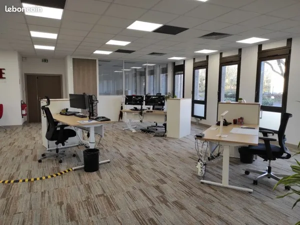 À louer - Cession de bail bureaux 371 m² avec parkings - Montigny-le-Bretonneux (78)
