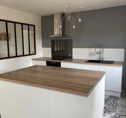 Maison familiale sur sous-sol complet sans travaux 2200 m2 Terrain + Dépendances