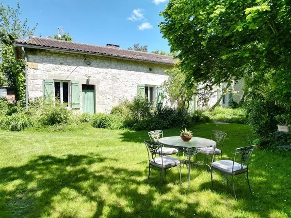 À 5 minutes de Lauzun - Maison en pierre avec granges, étang et parc