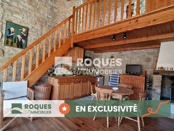 Au pied du Larzac méridional, dans superbe village, maison d