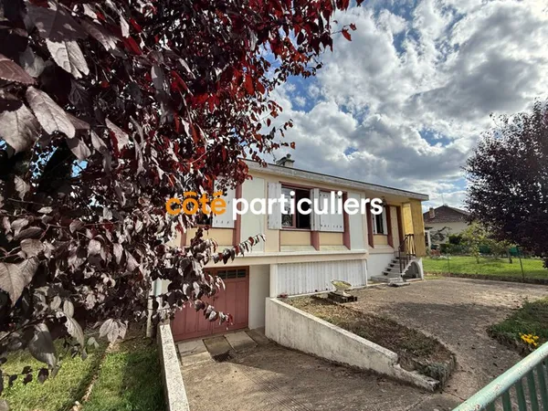 Maison avec dépendances et jardin dans un cadre arboré