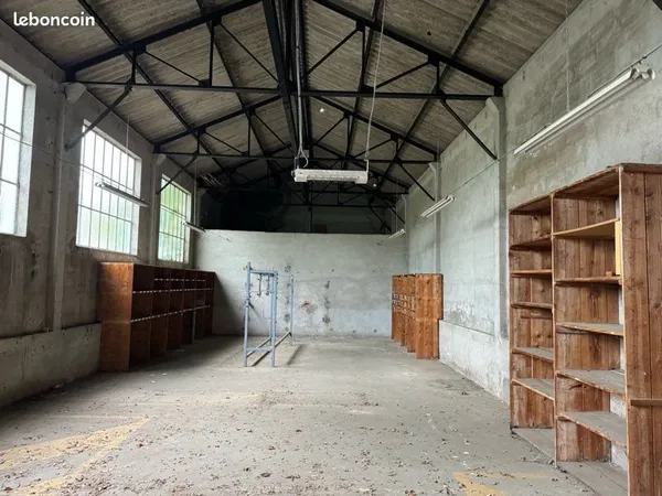 À louer locaux , atelier, garage, stockage 480 m2 + 130 m2 + bureaux + cour fermée