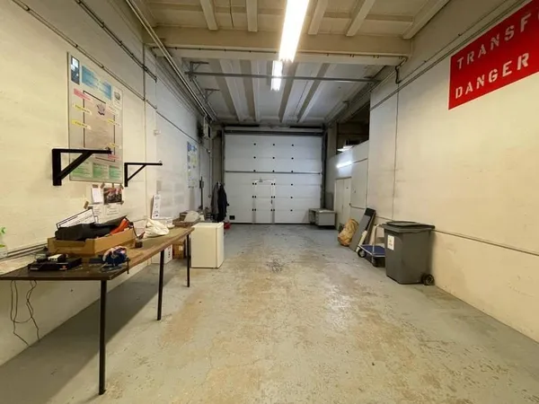 Local d'activité 148 m²
