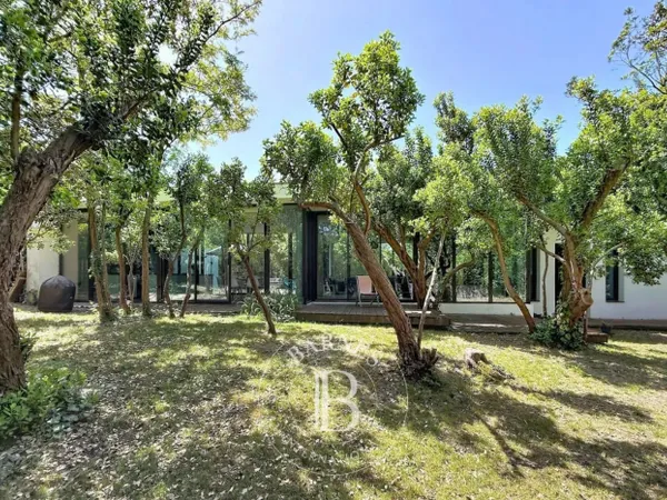 VILLA CONTEMPORAINE AU CALME DANS UN ENVIRONNEMENT BOISÉ AU CAP