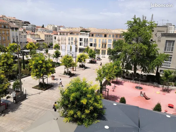 Grand logement climatisé sur la place des Martyrs dans le vieil Antibes proche transport