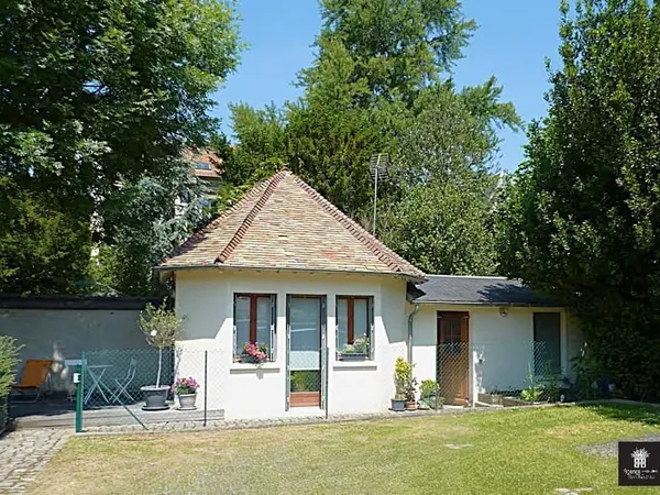 EXCLUSIVITE - VERSAILLES RD - LES PRES - Charmante petite maison 2P 30m2 sur 90m2 de terrain et park