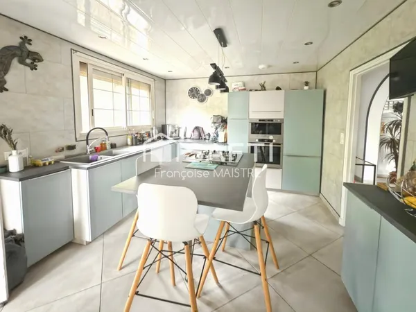 Maison rénovée de 156 m² avec véranda, balcon et parking
