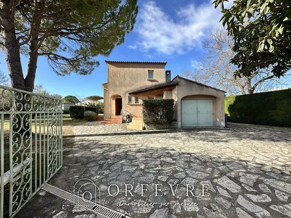 Maison traditionnelle de 120m² avec piscine sur magnifique terrain de 1500m² arboré .