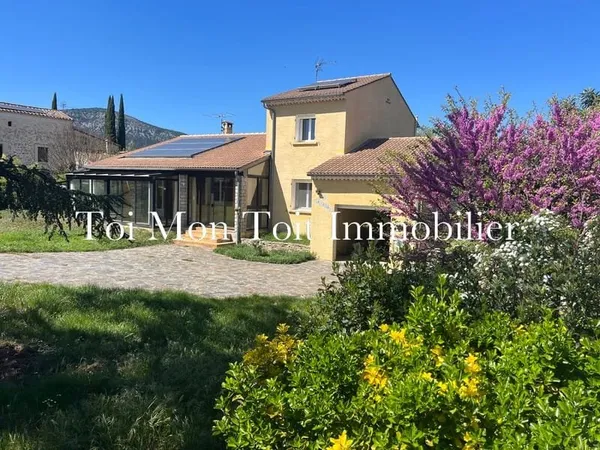 Quissac centre, Villa F5 de 260 m2env., 2 garages, piscine l