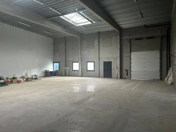 Entrepôt 1693 m²