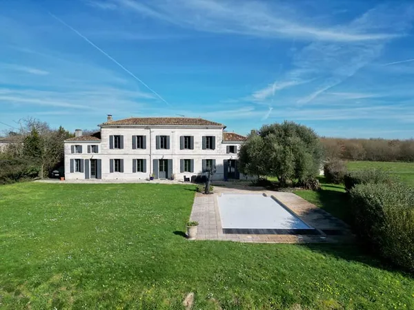 Élégante demeure avec piscine