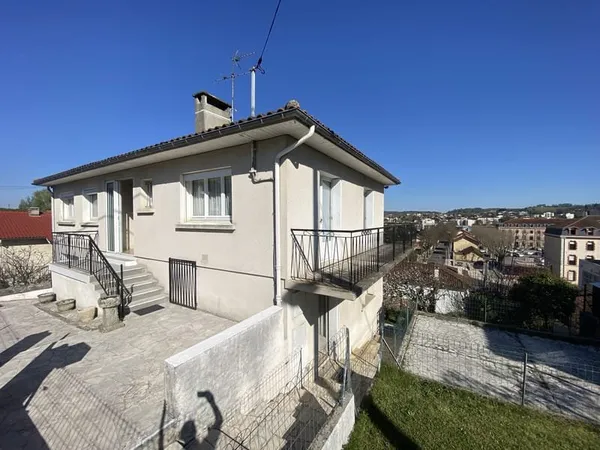 Maison en haute ville avec jardin et garage