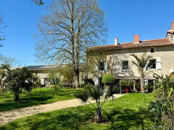 MAISON DE CAMPAGNE - JARDIN ATYPIQUE