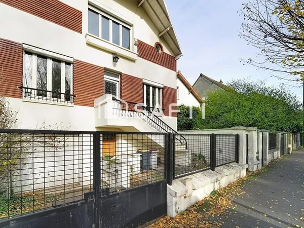 Grande maison familiale quartier pavillonnaire, avec jardin