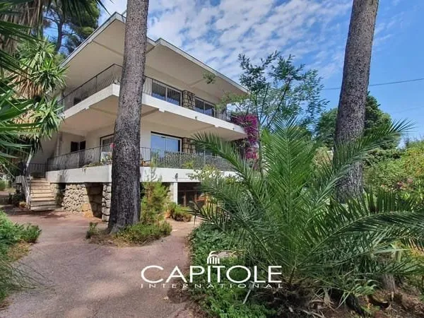 Exclusivité Cap d'Antibes : Superbe villa de 170 m² sur 2 niveaux, avec terrain de 684 m² située dan