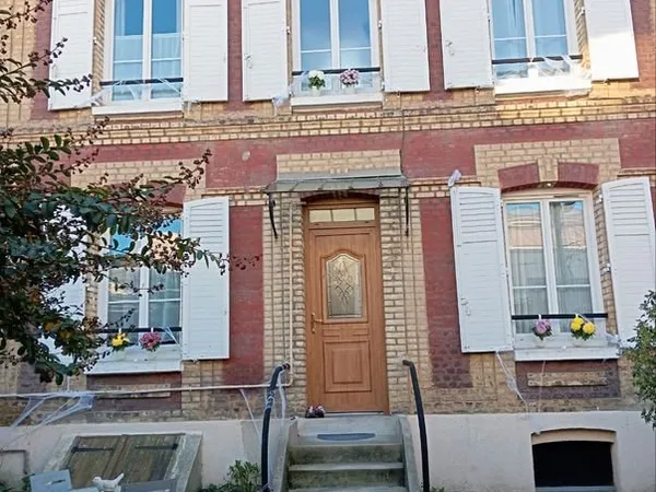 Maison avec jardin arboré proximité écoles gare université