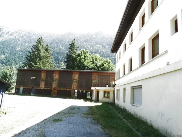 A vendre murs d'un grand centre de vacances.