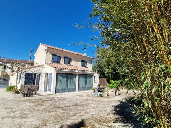 Rare à Arles: mas rénové sans vis à vis, lumiére, sérénité, la campagne à quelques minutes à pied du