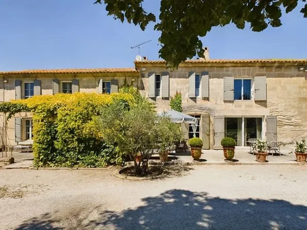 Mas provençal en campagne d'Arles avec grande piscine