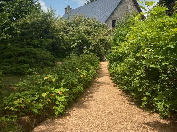 Cette maison de caractère en pierres et ardoises de 174m2, située dans un environnement paisible, es