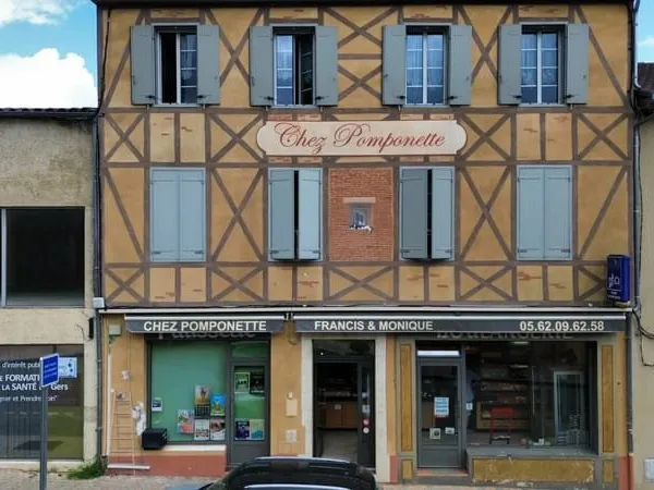 Immeuble de rapport locatif composé d'un local commercial et de 3 appartements