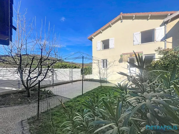 Jolie maison de village composée de 3 chambres, un garage, une