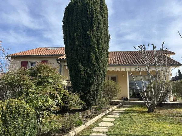 VILLA CONTEMPORAINE AVEC PISCINE PROCHE COMMERCES
