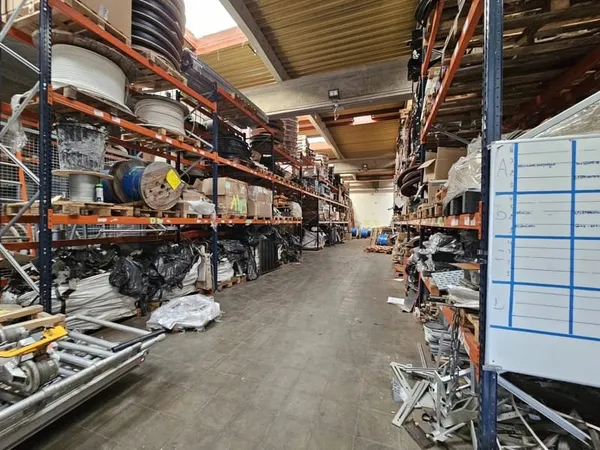 Entrepôt / local d'activité 228 m² - HSP 6,48 m - Porte 4,43 m -