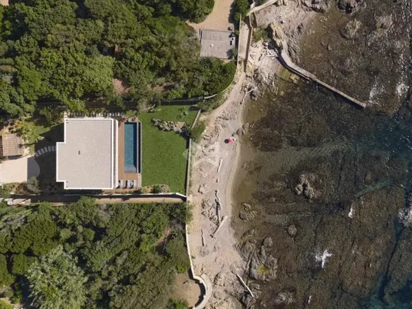 Villa contemporaine pied dans l'eau neuve