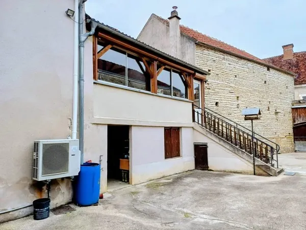 Ancienne ferme aménagée en habitation : 155 m2 habitables dans