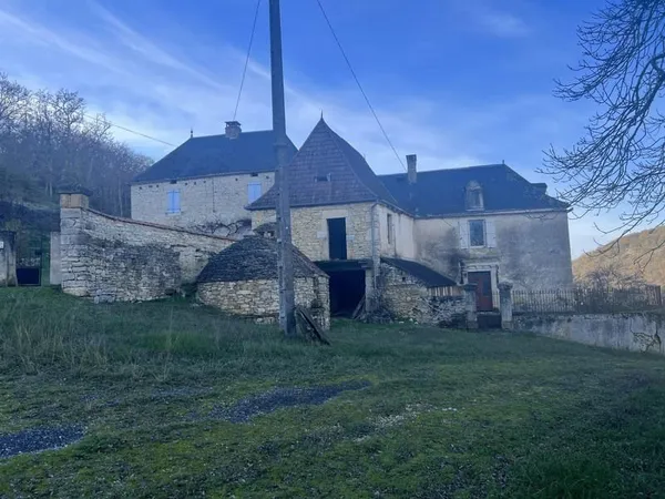 Arthurimmo Gourdon vous propose à la vente ce magnifique domaine de 441 m² sur 5 hectares de terrain