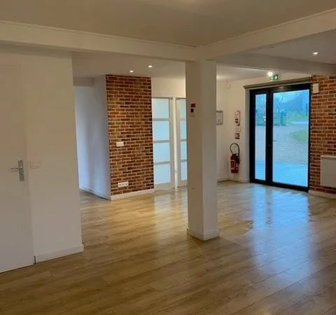 À LOUER - Local professionnel lumineux 118m2