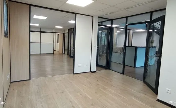 ENSEMBLE DE BUREAUX AVEC PARKING - MILLAS
