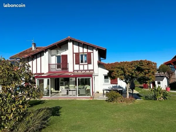 Belle propriété polyvalente au Pays basque