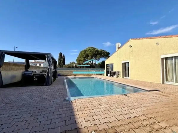 Mireval-villa de plein-pied avec piscine, trés lumineuse