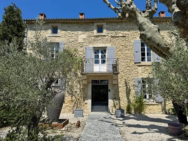 Mas restauré de 440 m² habitables, terrain de 3500 m², piscine.